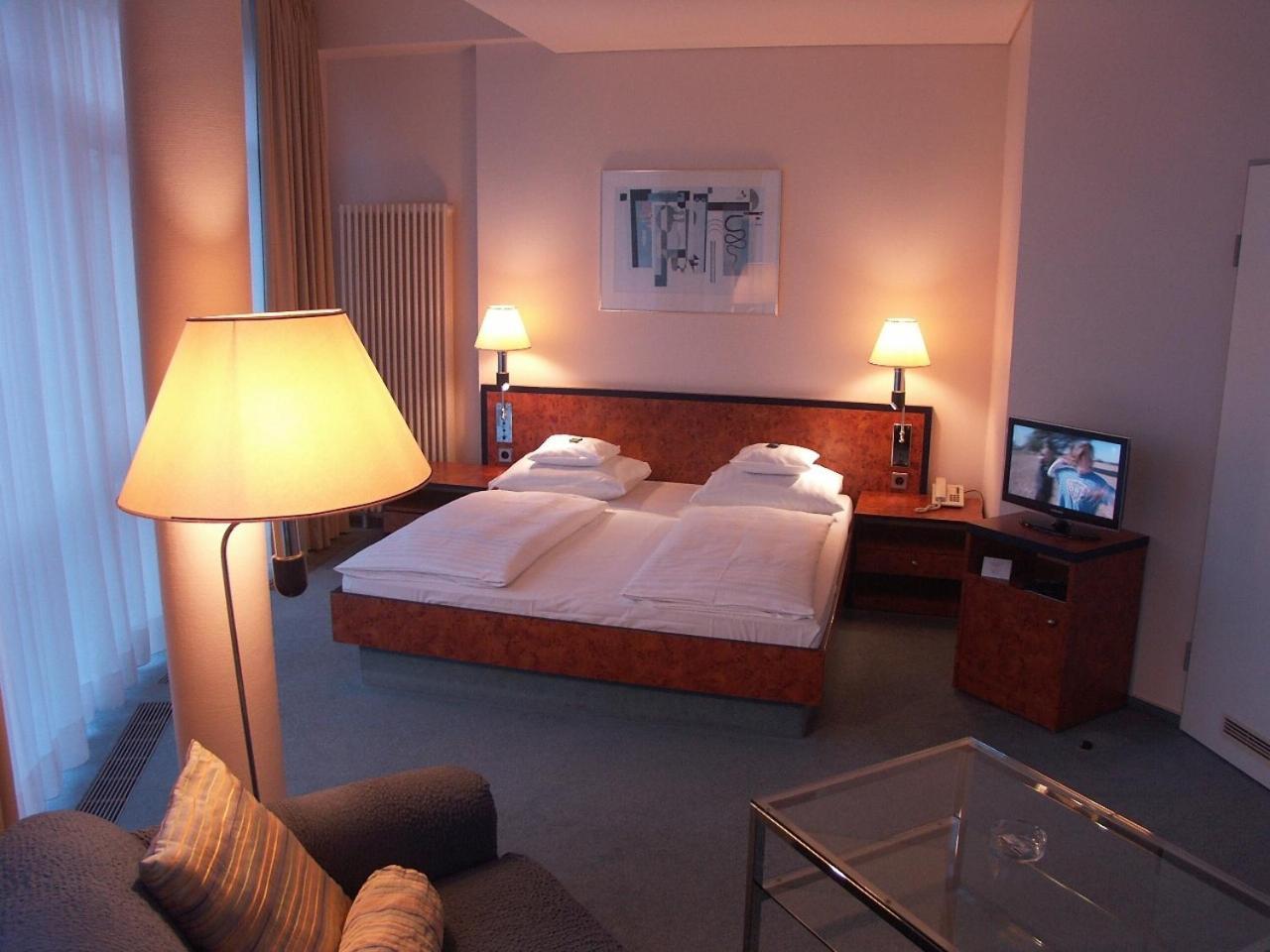 Hotel Arkadia Фридрихсдорф Экстерьер фото